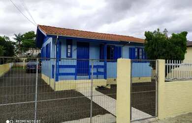 Imagem: A casa possui 3 Dormitórios, 1 Banheiro, 1 Vaga na garagem