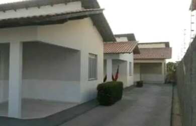 Imagem: A casa possui 2 Dormitórios, 1 Banheiro, 1 Vaga na garagem