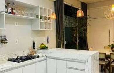 Imagem: A casa possui 3 Dormitórios, 2 Banheiros, 5 Vagas na garagem