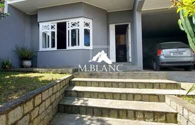 Imagem: A casa possui 4 Dormitórios, 1 Banheiro, 325m² de Área e