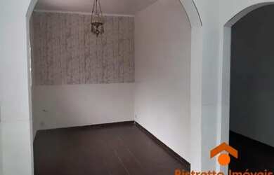 Imagem: A casa possui 3 Dormitórios, 3 Banheiros, 4 Vagas na garagem