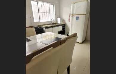 Imagem: A casa possui 2 Dormitórios, 1 Banheiro, 2 Vagas na garagem