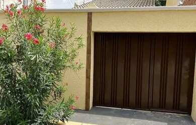 Imagem: A casa possui 2 Dormitórios, 2 Banheiros e 1 Vaga na garagem