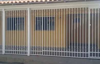 Imagem: A casa possui 2 Dormitórios, 1 Banheiro, 1 Vaga na garagem