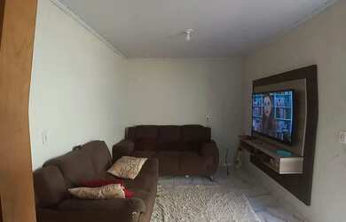 Imagem: A casa possui 2 Dormitórios, 1 Banheiro e 1 Vaga na garagem