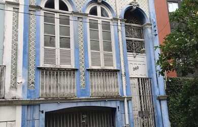 Imagem: A casa possui 4 Dormitórios, 2 Banheiros, 5 Vagas na garagem