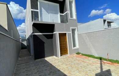 Imagem: A casa em condomínio possui 3 Dormitórios, 1 Banheiro, 2 Vagas