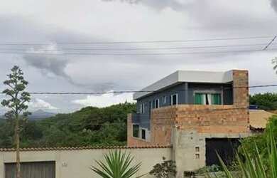 Imagem: A casa possui 3 Dormitórios, 4 Banheiros, 2 Vagas na garagem