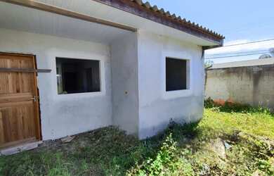 Imagem: A casa possui 3 Dormitórios, 1 Banheiro, 1 Vaga na garagem