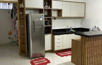 Imagem: A casa possui 2 Dormitórios, 2 Banheiros e 2 Vagas na garagem