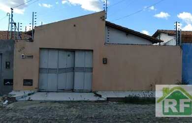 Imagem: A casa possui 3 Dormitórios, 2 Banheiros, 1 Vaga na garagem