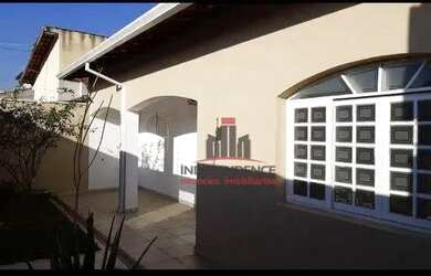 Imagem: A casa possui 4 Dormitórios, 2 Banheiros, 4 Vagas na garagem