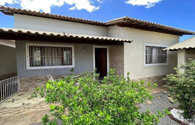 Imagem: A casa possui 2 Dormitórios, 1 Banheiro e 2 Vagas na garagem