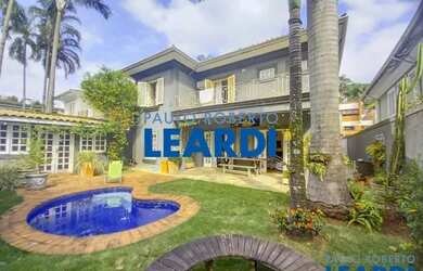 Imagem: A casa possui 4 Dormitórios, 5 Banheiros, 3 Vagas na garagem