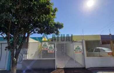 Imagem: A casa possui 3 Dormitórios, 2 Banheiros, 1 Vaga na garagem