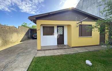 Imagem: A casa possui 4 Dormitórios, 2 Banheiros, 2 Vagas na garagem