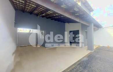 Imagem: A casa possui 3 Dormitórios, 2 Banheiros, 1 Vaga na garagem