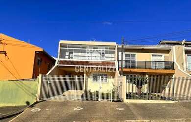 Imagem: A casa possui 3 Dormitórios, 1 Banheiro, 2 Vagas na garagem