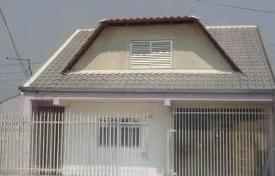 Imagem: A casa possui 3 Dormitórios, 1 Banheiro, 3 Vagas na garagem