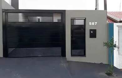 Imagem: A casa possui 2 Dormitórios, 1 Banheiro, 2 Vagas na garagem