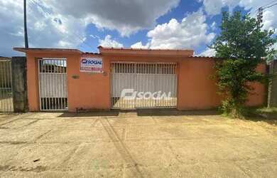 Imagem: A casa possui 2 Dormitórios, 2 Banheiros, 3 Vagas na garagem