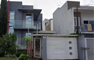 Imagem: A casa possui 3 Dormitórios, 4 Banheiros, 1 Vaga na garagem