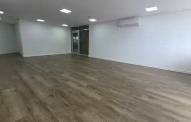 Imagem: O depósito possui 3 Vagas na garagem, 108m² de Área e está