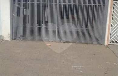 Imagem: A casa possui 2 Dormitórios, 1 Banheiro, 2 Vagas na garagem