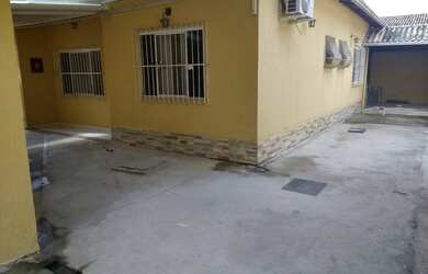 Imagem: A casa possui 2 Dormitórios, 2 Banheiros, 3 Vagas na garagem