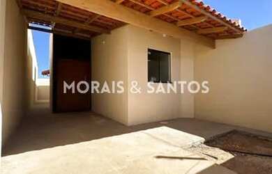 Imagem: A casa possui 3 Dormitórios, 1 Banheiro, 2 Vagas na garagem