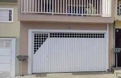 Imagem: A casa possui 3 Dormitórios, 1 Banheiro, 2 Vagas na garagem