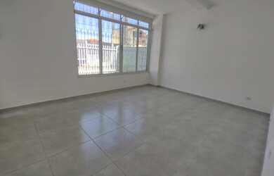 Imagem: A casa possui 3 Dormitórios, 2 Banheiros, 4 Vagas na garagem