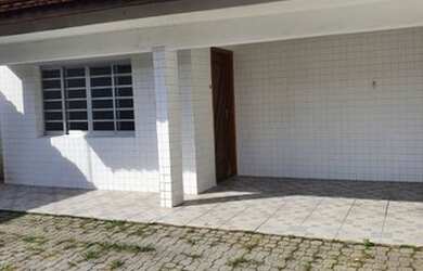 Imagem: A casa possui 3 Dormitórios, 2 Banheiros, 4 Vagas na garagem