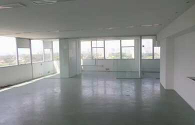 Imagem: O depósito possui 2 Vagas na garagem e 164m² de Área e está