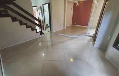 Imagem: A casa possui 4 Dormitórios, 3 Banheiros, 1 Vaga na garagem