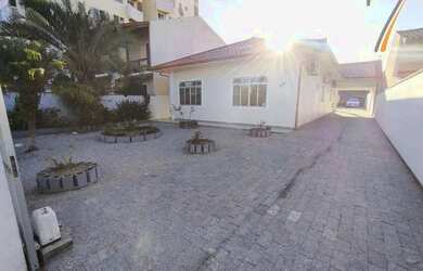 Imagem: A casa possui 3 Dormitórios, 2 Banheiros, 250m² de Área e