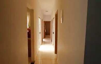 Imagem: A casa possui 4 Dormitórios, 3 Banheiros, 1 Vaga na garagem