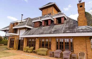 Imagem: A casa possui 5 Dormitórios, 5 Banheiros, 700m² de Área e