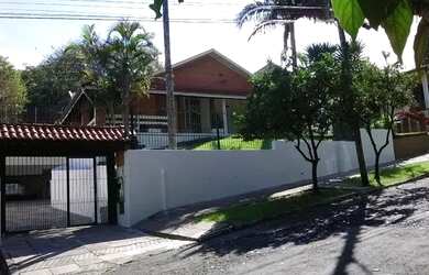 Imagem: A casa possui 3 Dormitórios, 1 Banheiro, 4 Vagas na garagem