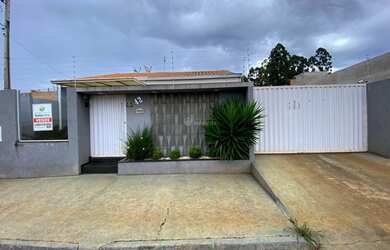 Imagem: A casa possui 3 Dormitórios, 1 Banheiro, 5 Vagas na garagem