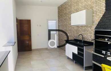 Imagem: A casa possui 3 Dormitórios, 4 Banheiros, 2 Vagas na garagem