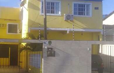 Imagem: A casa possui 5 Dormitórios, 5 Banheiros, 4 Vagas na garagem