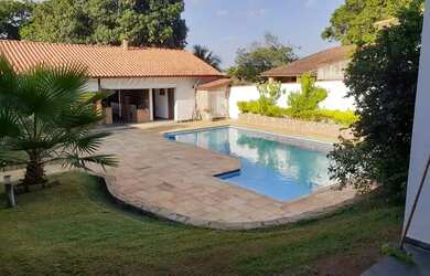 Imagem: A casa em condomínio para alugar possui 4 Dormitórios, 5 Banheiros