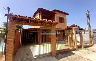 Imagem: A casa possui 3 Dormitórios, 3 Banheiros, 3 Vagas na garagem