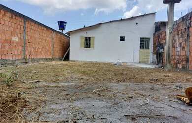 Imagem: A casa possui 3 Dormitórios, 1 Banheiro, 2 Vagas na garagem
