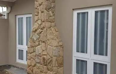 Imagem: A casa possui 4 Dormitórios, 5 Banheiros, 5 Vagas na garagem