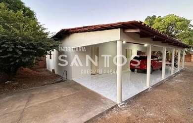 Imagem: A casa possui 3 Dormitórios, 1 Banheiro, 3 Vagas na garagem