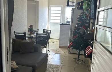 Imagem: A casa possui 2 Dormitórios, 1 Banheiro, 2 Vagas na garagem