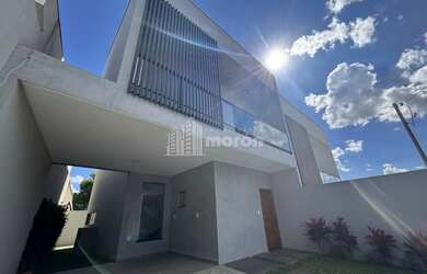 Imagem: A casa possui 3 Dormitórios, 3 Banheiros, 3 Vagas na garagem