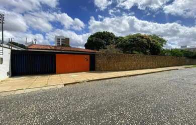 Imagem: A casa possui 5 Dormitórios, 5 Banheiros, 5 Vagas na garagem